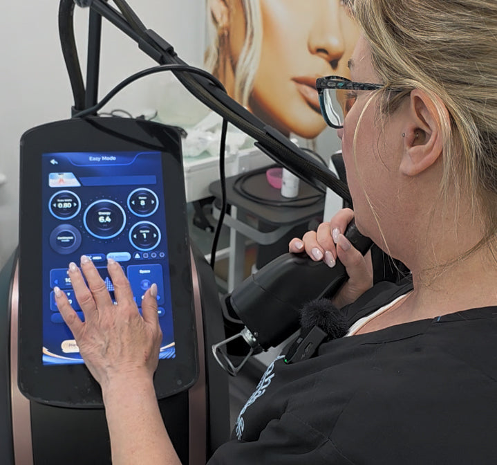 Enfermera estética preparando la máquina Thulium Laser Pro™ antes de comenzar un tratamiento profesional de rejuvenecimiento facial